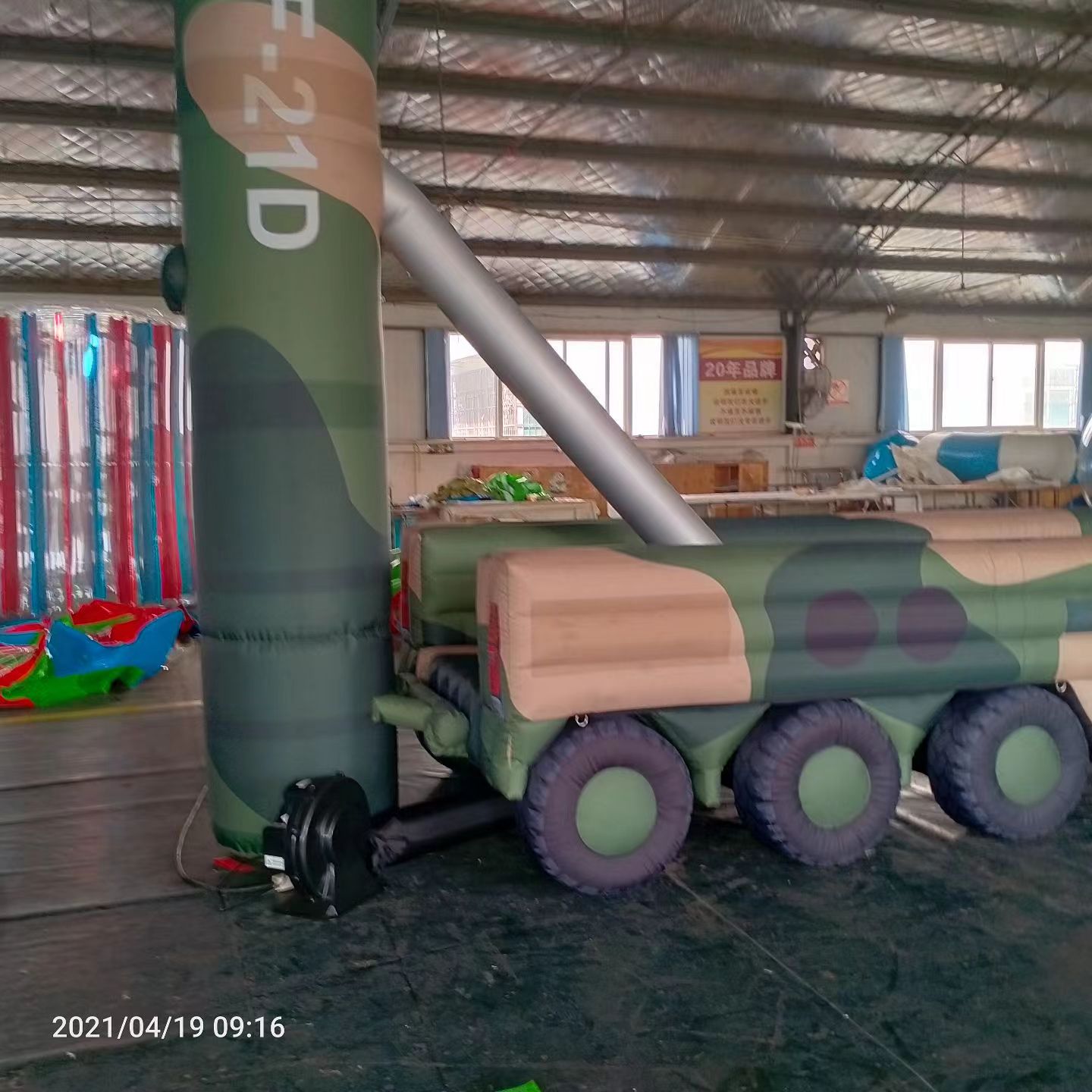 大东军事演习中的充气目标车辆：模拟发射车雷达车坦克飞机